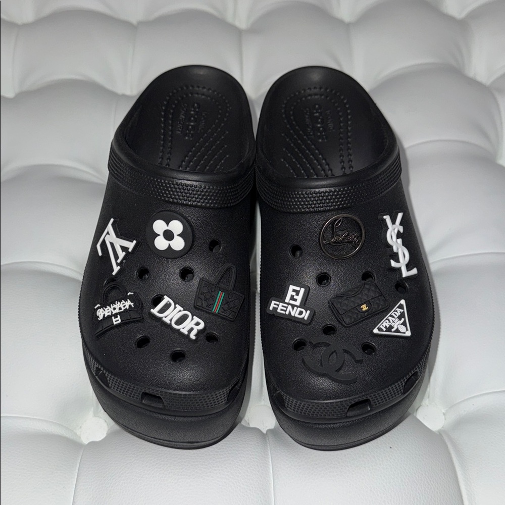 Brand New CROCS Black Siren Clog with Custom Fashion Jibbitz Women’s Size 6